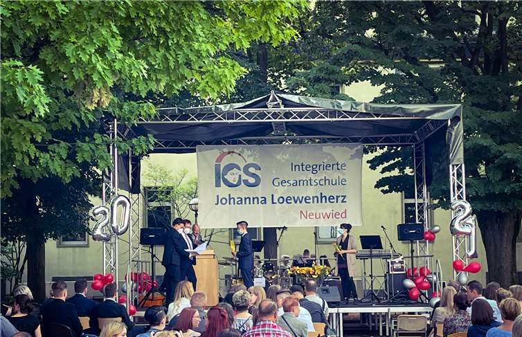 Die 10. Klassen der IGS Johanna Löwenherz erhielten ihre Abschlusszeugnisse, ebenso wie die Abgänger die der Berufsreife.Foto: IGS Johanna Löwenherz