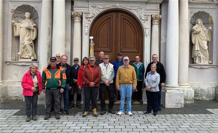 Die 10 Pilger und Wanderer, die sich nur zu diesem Foto etwas näher zusammenstellten, mit den Fahrern für die Heimfahrt. Foto: privat