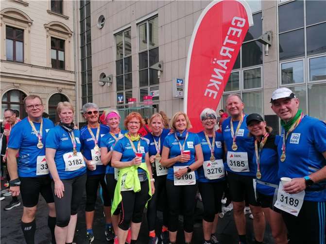 Die 10 km Läufer nach dem Zieleinlauf mit Medaille. Foto: Joachim Massion