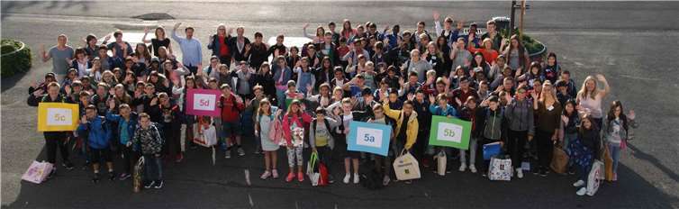 Die 100 Fünftklässler mit ihren 8 Klassenleitern Anna Engel, Alicja Garus, Yvonne Hölscher, Annika Künster, Dr. Alexander Schneider, Diana Schütte-Seitz, Tammy Volz, Regine Weber-Kunkel. Fotos: Sandra Rosa