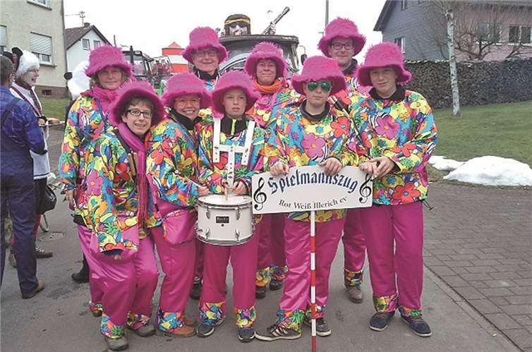 Die „100 Prozent“-Musiker aus Illerich, von links nach rechts: Carmen Esper Herpel, Kerstin Pauken, Ulla Holz, Uli Gilles, Paul Holz, Claudia Derichs, Lukas Kremer, Christian und Philipp Gilles. privat