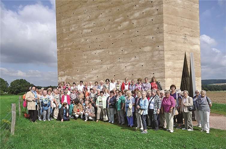 Die 102 kfd-Frauen beim Zwischenstopp an der Bruder-Klaus-Feldkapelle in Mechernich-Wachendorf. privat