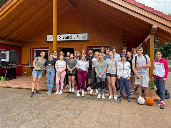 Die 10b beim Tennis Schnuppertraining.  Foto: Natanja Neitzert
