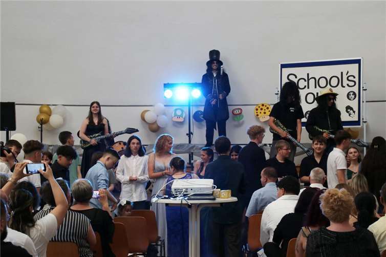 Die 10er rocken den Abschluss und feiern ihr eigenes „Schools out“.
