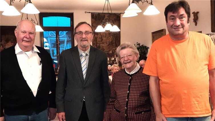 Die 10jährigen Jubilare beim VdK Bad Hönningen-Rheinbrohl (von links nach rechts): Manfred Lorscheid, Vorsitzender Hans Werner Kaiser, Annelies Knebel, Andreas Fassbender.  Foto: Gabriele Kaiser