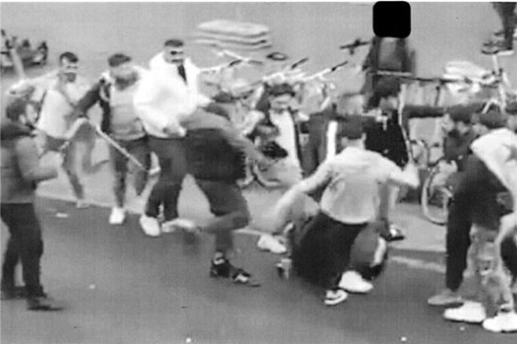 Die 12 Männer griffen in einer Gruppe den 46-Jährigen an.