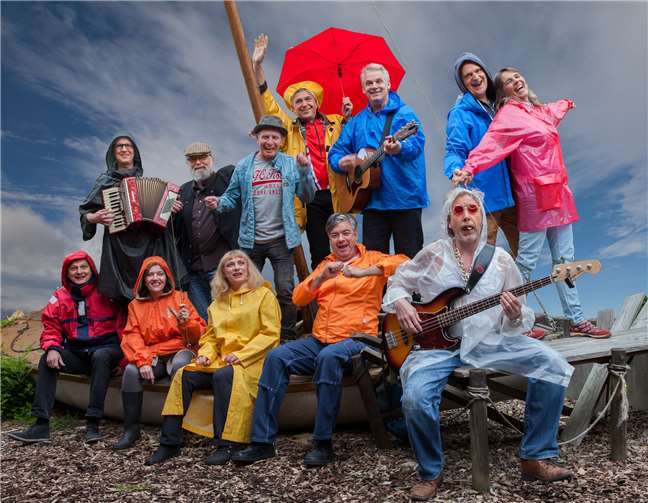 Die 12 Mitglieder des Kölner Stunksitzungs-Ensembles, präsentieren ihr Programm im Pantheon. Foto: Jürgen Meudt