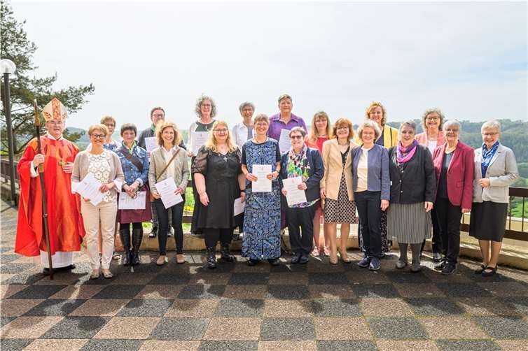 Die 13 Absolventinnen der Fortbildung Diakonische Leitungsdienste für Frauen in der Kirche zusammen mit Weihbischof Ludger Schepers und den Kursleiterinnen Schwester Gerlinde-Maria Gard, Irmentraud Kobusch, Dr. Jutta Mader-Schömer, Gabriele Greef, Dr. Dorothea Reininger und Brigitte Schmidt (v.r.).  Foto: Ansgar Dlugos