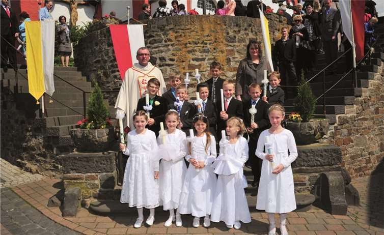 Die 13 Kommunionkinder aus St. Viktor in Oberbreisig vor der Kirche.