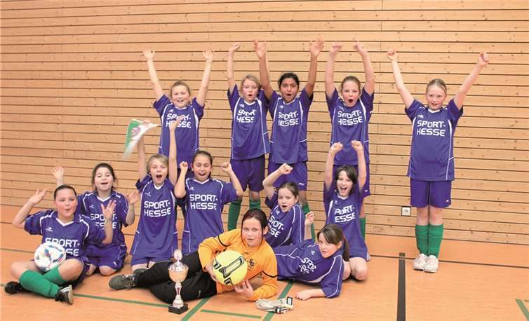 Die 13 Mädchen der Grundschule St. Peter und Paul feiern fröhlich ihren Sieg. privat