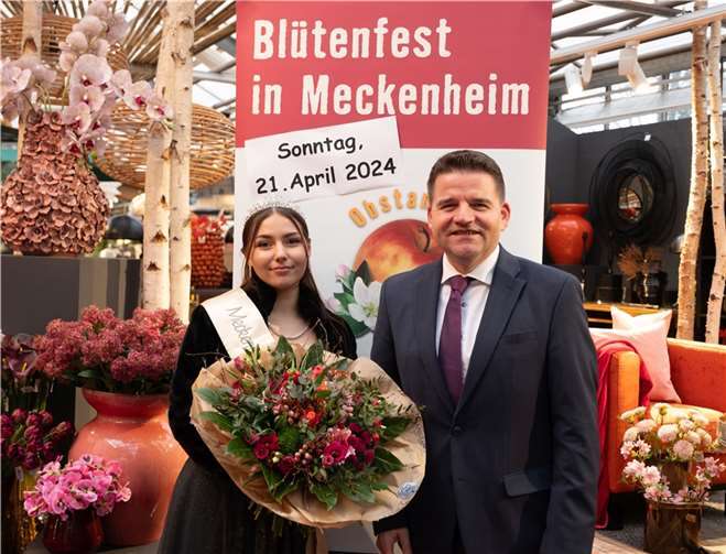 Die 13. Meckenheimer Blütenkönigin Antonia Augenstein und Bürgermeister Holger Jung blicken auf eine spannende Amtszeit der frischgekürten Repräsentantin, die im Blütenfest am 21. April einem ihrer Höhepunkte entgegenstrebt.  Foto: Stadt Meckenheim