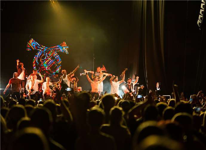 Die 13 Musiker von Querbeat gaben in der ring°arena alles. Die Pop-Brass-Band überzeugte vom ersten bis zum letzten Ton. Copyright: Christian Hahn