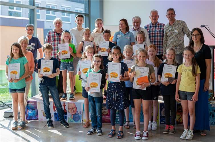 Die 13 Vorlesekinder, Jury und Moderation lachen mit dem Honigkuchenpferd um die Wette.  Fotos: Felix Viola