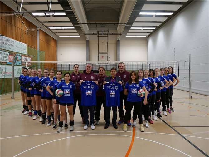 Die 13- bis 17-jährigen Mädchen der beiden Teams haben ihr erstes eigenesTrikot bekommen. Foto: privat