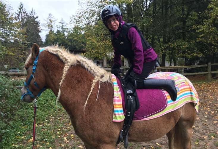 Die 13-jährige Kira ist körperlich und geistig beeinträchtigt. Stute Bella hilft ihr – mit Wärme und sanften Bewegungen. Privat
