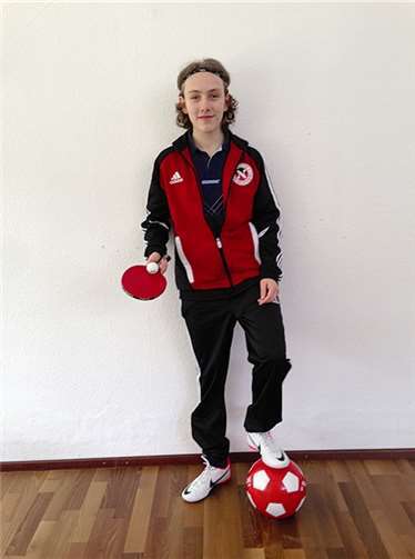 Die 13-jährige Leonie im Trikot des FC Pech. Privat