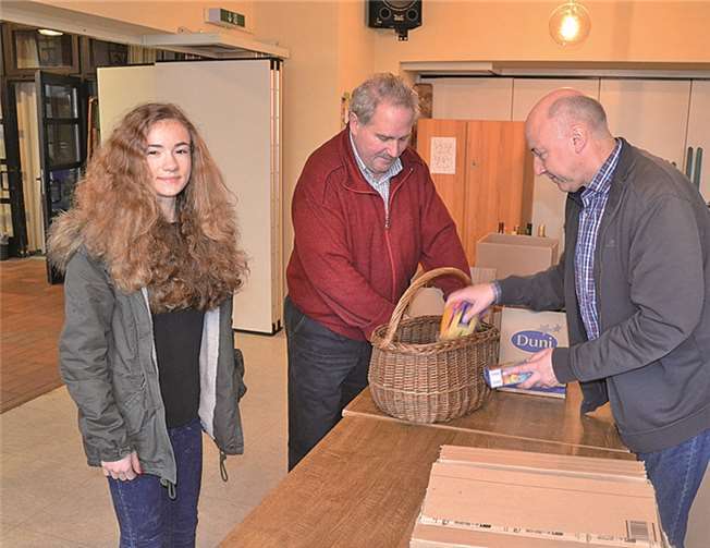 Die 13-jährige Maria hilft mit ihren Eltern und der Schwester.