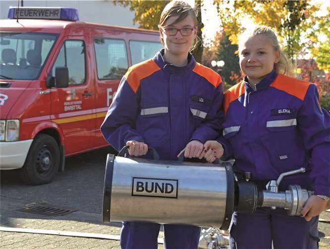 Die 13 und 14 Jahre alten Mädchen haben die Schaumkanone schon sicher im Griff.