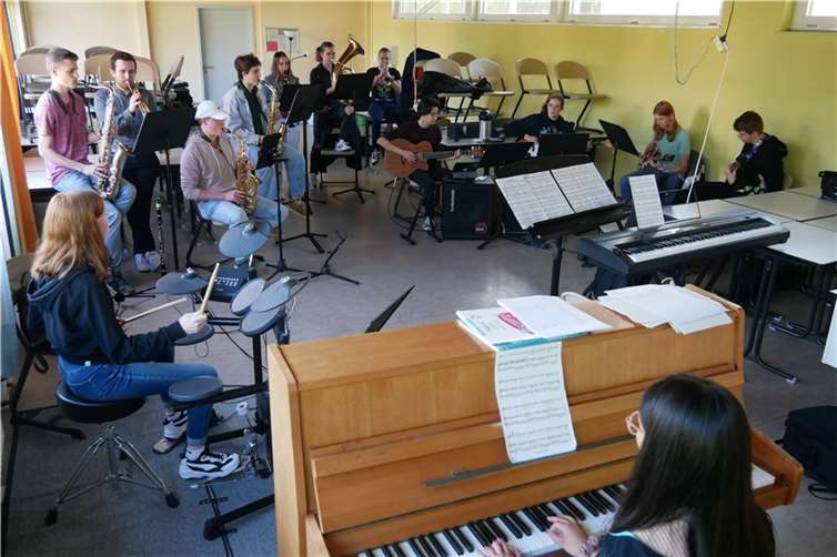 Die 13köpfige BigBand, die bei der Liedauswahl auch beteiligt war, probt parallel im zweiten Musikraum.