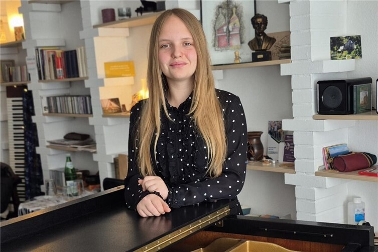 Die 14 jährige Pianistin Mariia Yermak konzertiert in der ehemaligen Synagoge Ahrweiler.