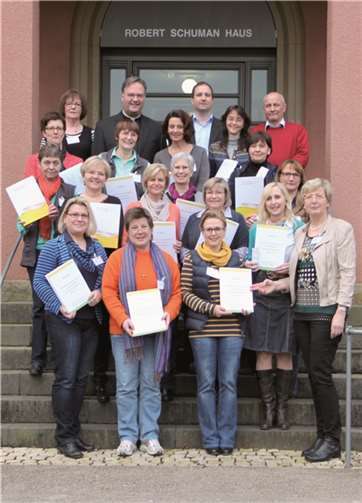 Die 15 Leiterinnen der Familienbildungsstätten (FBS) aus dem Bistum Trier konnten ihre Zertifikate über die abgeschlossene Weiterbildung in Empfang nehmen.privat