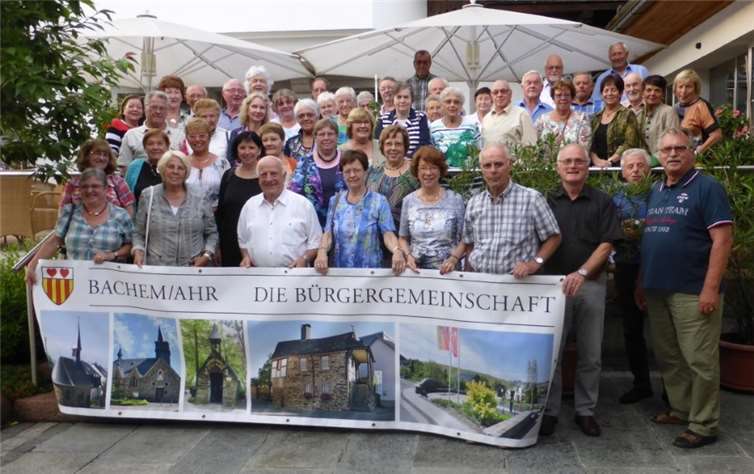 Die 15., von Erika (2. Reihe, 3.v.l.) und Konni (untern, 3.v.r.) Mies geplante Bürgerreise ging in diesem Jahr in Richtung Zuspitze. privat