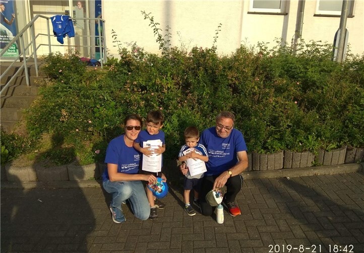 Die 150 m geschaff- stolz halten Benno und Emil Feix ihre Urkunden in den Händen.Foto: privat