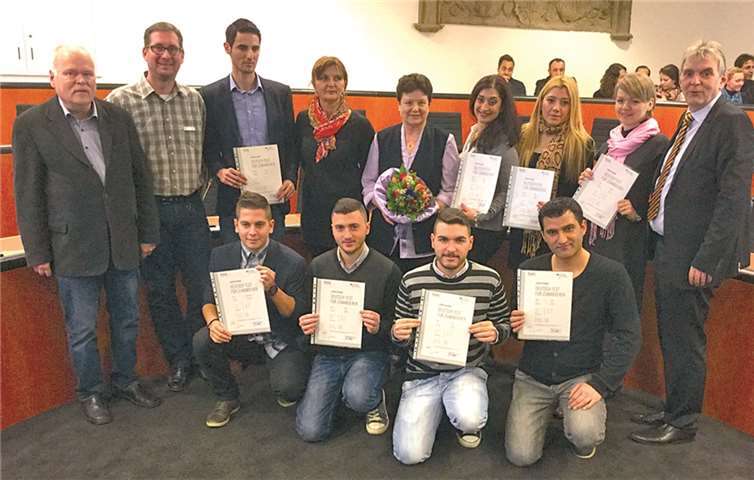 Die 16 AbsolventInnen des Integrationskurses der Volkshochschule Andernach mit ihren Zertifikaten überreicht von Bürgermeister Vlaus Peitz und VHS-Geschäftsführer Günter von Blohn.Privat
