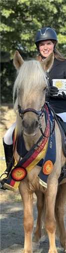 Die 16-jährige Louana Liboth aus Erpel triumphierte bei der Internationalen Deutschen Meisterschaft im Gangreiten und gewinnt gleich zwei Titel. Foto: privat