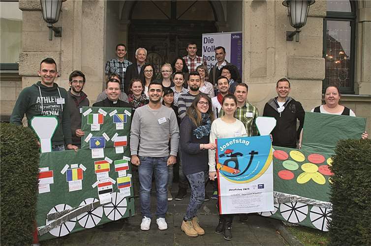 Die 16 jungen Leute des Jugendmigrationskurses 2014 und ihre Gesprächspartner aus Politik, Gesellschaft und Kirche mit den beiden „Lokomotiven“ Herkunft und Ziele. privat