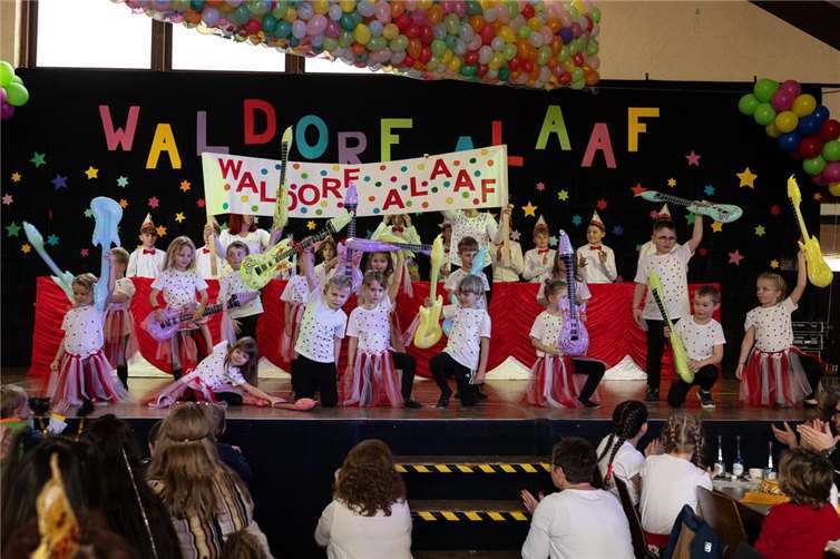 Ausverkaufte Kindersitzung in Waldorf begeistert das Publikum Die 16 kleinsten Akteure, die Tanzmäuse, präsentierten einen mitreißenden Tanz.