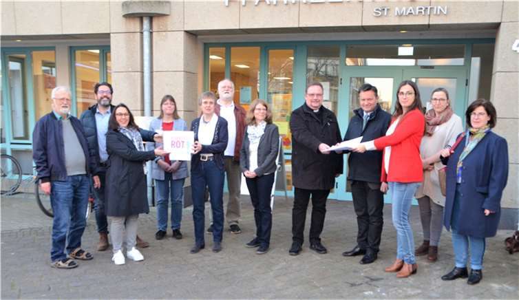 Die 1602 Unterschriften für den Erhalt der Bücherei wurden dem Bistum übergeben. Foto: Rheinbach liest e.V.