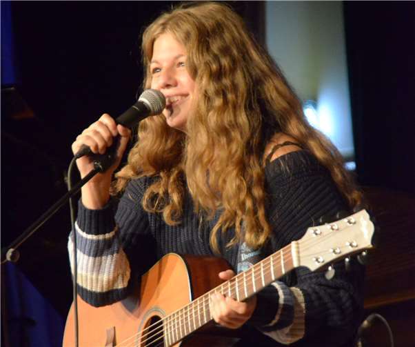 Die 16jährige Lena Huckemann ist featured artist beim LiedStrich-Spezial. Foto: RheinbachLiest