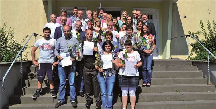 Die 17 Teilnehmer der Qualifizierenden Vorbereitung freuen sich über ihren Abschluss. privat