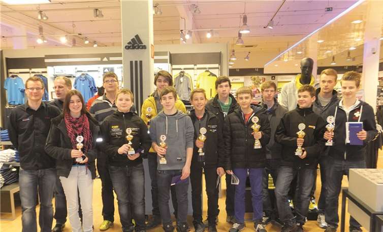 Die 17 Teilnehmer der jeweils zwei Klassen nach ihrer Siegerehrung. Privat