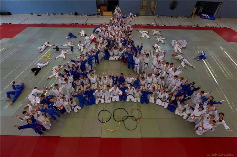 Die 170 Judoka grüßen die Olympioniken in Paris. Fotos: privat