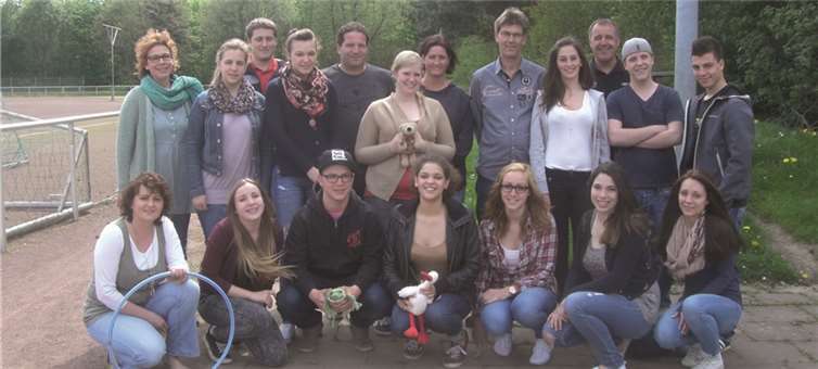 Die 18 ehrenamtlichen Betreuer und Dozentin Carola Caesar haben ein Ziel vor Augen. Foto: Privat