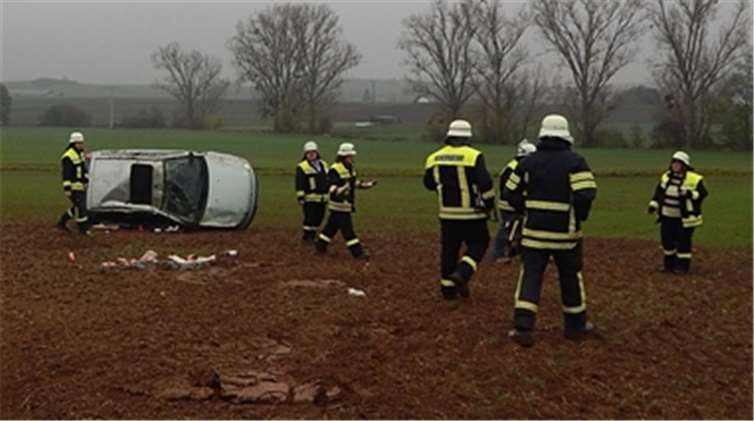 Die 18-jährige Autofahrerin wurde schwer verletzt aus dem demolierten Wagen gerettet. Fotos: Polizei