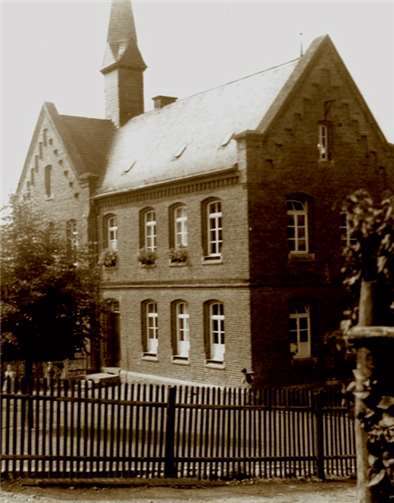 Die 1886 eröffneteneue Schule in Hilgert.