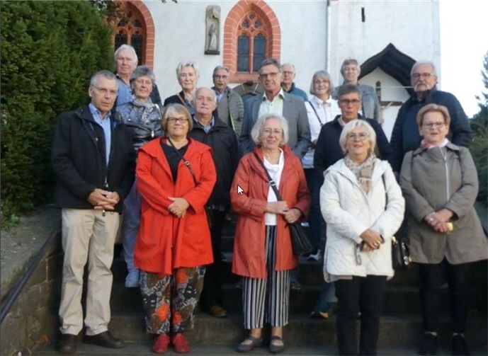 Die 19 ehemaligen Schülerinnen und Schüler des Jahrgangs 1952/1953 aus Obermendig.  Foto: privat