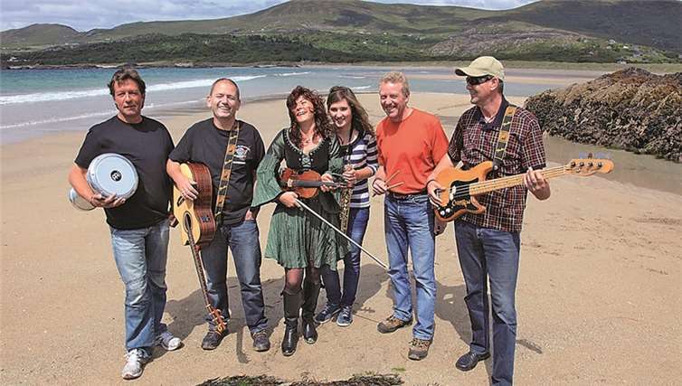 Die 1996 gegründete Band „Crossroad“ kombiniert Folksongs aus Irland, Schottland, England, Amerika, Deutschland und „Klassiker“ aus der Rock- und Popgeschichte, mit einer Vielzahl von Eigenkompositionen.Privat