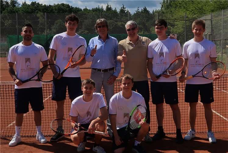 Die 1.Herrenmannschaft des TC Blau Weiß Meckenheim e.V. Mitte links: Sponsor Nobert Schaffrath (INOWO) Mitte rechts: 1. Vorsitzender Carsten Schnurpfeil.  Foto: privat