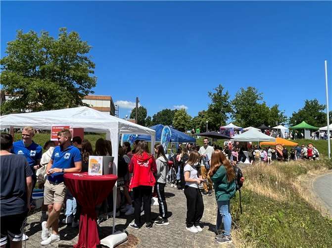 Die 2. Auflage der Open Air Ausbildungsmesse der Agentur für Arbeit auf dem Gelände der Berufsbildenden Schule Montabaur war sehr erfolgreich. Quelle: Agentur für Arbeit Montabaur