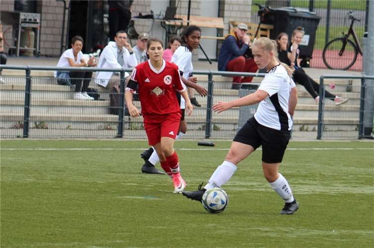 Die. 2. Damen kämpfen um jeden Ball.