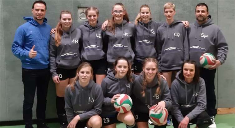 Die 2. Damenmannschaft konnte sich nicht nur über zwei Siege freuen, sondern auch über die vom KfZ-Unfall-Sachverständigenbüros Marion Fascella gesponserte neue Ausstattung. Fotos: privat