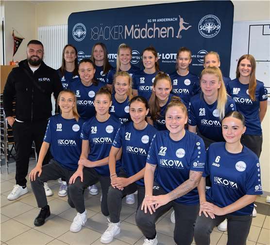 Die 2. Frauenmannschaft der SG 99 Andernach zeigt sich dank der Unterstützung der Firma KOVA Montageservice in der Regionalliga bald in neuen Aufwärm- und Präsentationsshirts. Foto: privat