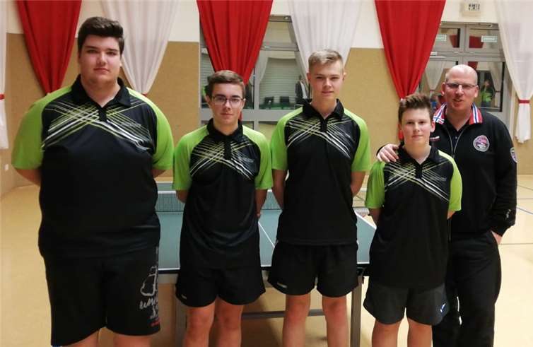 Die 2. Jugendmannschaft konnte sich im Derby gegen den TTV Oberwinter durchsetzen (v. l.): Tim Schumacher, Fabian Bungard, Aaron Jung und Leon Eregger mit Betreuer Thomas Eregger. Foto: privat