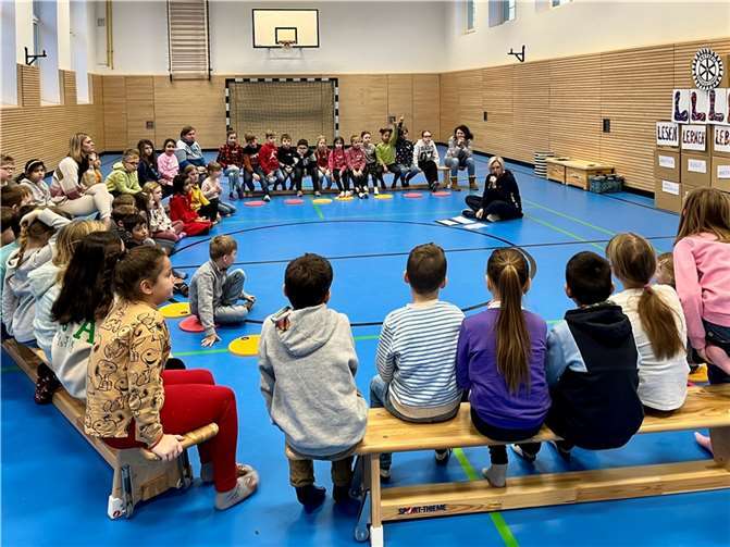 Die 2. Klasse der Grundschule Clemens in Mayen mit Dorothee Kreling (Mitte).