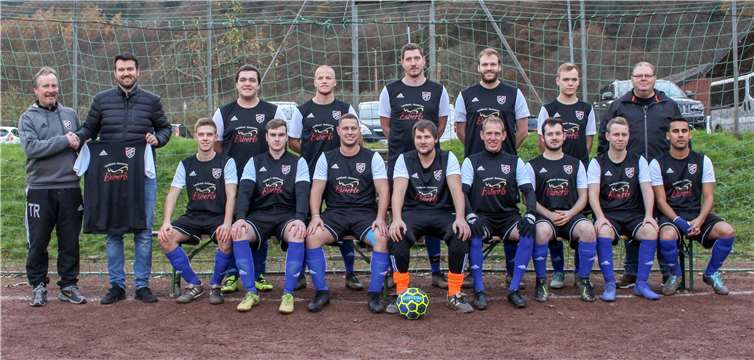 Die 2. Mannschaft der SG Ahrtal in ihren neuen Aufwärmshirts.Foto: privat