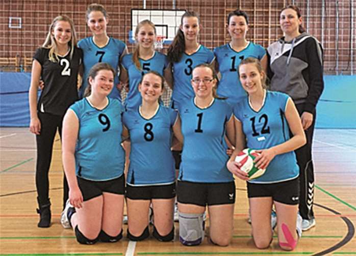 Die 2. Mannschaft des FC Wierschem. V.l.: Paula Rüber, Alexandra Ritter, Amelie Glück, Carolin Janoschek, Christina Meurer, Natalja Hochreuther (Coach); Daphne Will, Lena Neumann, Elena Wey und Anna Rüber. Hier in ihren neuen Trikots, die von der Firma Daum in Münstermaifeld gesponsert wurden.privat